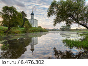 Церковь Покрова Пресвятой Богородицы на Нерли рано утром. Россия (2014 год). Редакционное фото, фотограф Сергей Лаврентьев / Фотобанк Лори