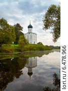 Церковь Покрова Пресвятой Богородицы на Нерли ранним утром. Россия (2014 год). Редакционное фото, фотограф Сергей Лаврентьев / Фотобанк Лори