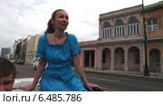 Молодая женщина и парень смотрят на Гавану из открытого кабриолета (2009 год). Редакционное видео, видеограф Куликов Константин / Фотобанк Лори