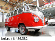 Автомобиль Volkswagen Transporter в Центре классических автомобилей Classic Remise, Берлин (2014 год). Редакционное фото, фотограф Art Konovalov / Фотобанк Лори