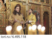 Момент литургии в храме Воскресения словущего села Колычево (2014 год). Редакционное фото, фотограф Дмитрий Неумоин / Фотобанк Лори