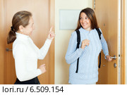 Mature woman sees off adult daughter at the door. Стоковое фото, фотограф Яков Филимонов / Фотобанк Лори
