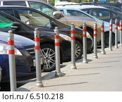 Машины, припаркованные около ограничительных столбиков (2014 год). Редакционное фото, фотограф lana1501 / Фотобанк Лори