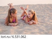 two happy girls on the beach. Стоковое фото, фотограф Майя Крученкова / Фотобанк Лори