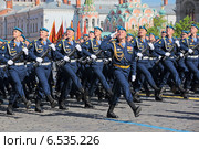 Парад на Красной площади в Москве, посвященный 69-й годовщине победы в Великой Отечественной войне. Курсанты Рязанского высшего воздушно-десантного командного училища (2014 год). Редакционное фото, фотограф Игорь Долгов / Фотобанк Лори