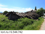 Завалился от времени старый амбар (2014 год). Стоковое фото, фотограф Анатолий Матвейчук / Фотобанк Лори
