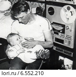 Молодой отец с маленькой дочерью в домашней обстановке, 1989 год. Редакционное фото, фотограф Евгений Мухортов / Фотобанк Лори