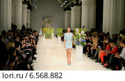 Презентация новых моделей одежды весна-лето 2015 на Ukrainian Fashion Week 2014 (14-19 октября). Дизайнер Андре Тан (Andre Tan) Редакционное видео, видеограф FMRU / Фотобанк Лори