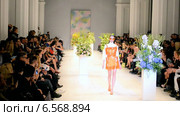 Презентация новых моделей одежды весна-лето 2015 на Ukrainian Fashion Week 2014 (14-19 октября). Дизайнер Андре Тан  (ANDRE TAN) Редакционное видео, видеограф FMRU / Фотобанк Лори
