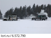 УАЗ в связке с Гелендвагеном преодолевают снежное бездорожье (2005 год). Редакционное фото, фотограф Сайганов Александр / Фотобанк Лори