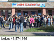 Продажа детского сезонного абонемента в бассейн, очередь около входа в здание. Санкт-Петербург (2014 год). Редакционное фото, фотограф Кекяляйнен Андрей / Фотобанк Лори