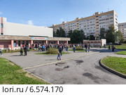 ДЮСШ Кировского района, покупка детского абонемента в бассейн, очередь до открытия школы, город Санкт-Петербург (2014 год). Редакционное фото, фотограф Кекяляйнен Андрей / Фотобанк Лори