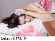 Девушка уснула с будильником у уха. Стоковое фото, фотограф Иванов Алексей / Фотобанк Лори