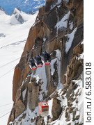 Старая и новая канатная дорога. "Панорама Монблана" на Aiguille du Midi (Эгюий дю Миди), Шамони, Франция (2014 год). Редакционное фото, фотограф Юлия Кузнецова / Фотобанк Лори