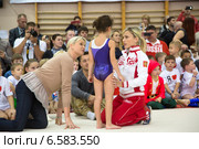 Двукратные олимпийские чемпионки Светлана Хоркина и Елена Замолодчикова дают мастер-класс юным гимнасткам в спортивном зале Динамо стадиона Олимпийский в городе Москве, 25 октября 2014. Редакционное фото, фотограф Николай Винокуров / Фотобанк Лори
