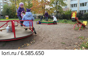 Прогулка в детском садике, дети резвятся на вечерней прогулке (2014 год). Редакционное видео, видеограф Кекяляйнен Андрей / Фотобанк Лори