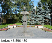 Псков. Бюст академику Исааку Кикоину (2014 год). Редакционное фото, фотограф Наталия Журавлёва / Фотобанк Лори