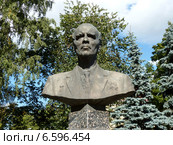 Бюст академику Исааку Кикоину в Пскове (2014 год). Редакционное фото, фотограф Наталия Журавлёва / Фотобанк Лори