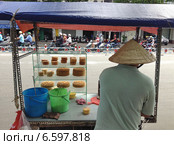 Вьетнамец продает вафли на улице. Сайгон (2014 год). Редакционное фото, фотограф Александр Подшивалов / Фотобанк Лори