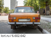 Оранжевый автомобиль "Москвич-412ИЭ" Ижевского автозавода вид сзади (2014 год). Редакционное фото, фотограф Родион Власов / Фотобанк Лори