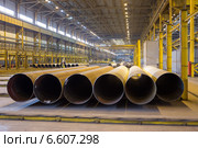 Газопроводные трубопроводы большого диаметра в цехе металлургического завода. Стоковое фото, фотограф Кекяляйнен Андрей / Фотобанк Лори