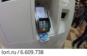 Сенсорный платежный терминал в ресторане Mc’Дональдс, Уфа (2014 год). Редакционное видео, видеограф Mikhail Erguine / Фотобанк Лори