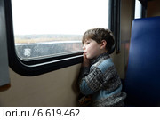 Мальчик смотрит в окно поезда. Стоковое фото, фотограф Ирина Ращектаева / Фотобанк Лори