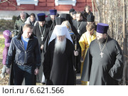 Глава Талдомского района В. Ю. Юдин и митрополит Крутицкий и Коломенский Ювеналий идут по улице села Маклаково (2014 год). Редакционное фото, фотограф Дмитрий Неумоин / Фотобанк Лори