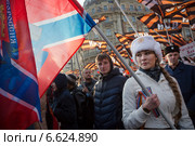 Активистка НОД Катасонова Мария Владимировна держит флаг Новороссии во время шествия в рамках акции "Мы едины" в российский праздник День народного единства на Тверской улице в городе Москве, Россия 4 ноября 2014. Редакционное фото, фотограф Николай Винокуров / Фотобанк Лори