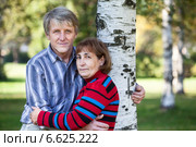 Пожилая пара в парке в объятьях друг друга. Стоковое фото, фотограф Кекяляйнен Андрей / Фотобанк Лори