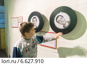 Мальчик в Музее занимательных наук "Экспериментаниум" (2014 год). Редакционное фото, фотограф Володина Ольга / Фотобанк Лори