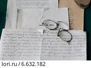 Пенсне писателя и рукопись на столе в рабочем кабинете А.П. Чехова, Мелихово, Подмосковье (2014 год). Редакционное фото, фотограф Дмитрий Неумоин / Фотобанк Лори