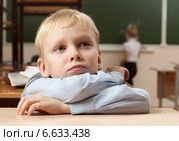 Скучающий мальчик за партой в школе. Стоковое фото, фотограф Владимир Мельников / Фотобанк Лори