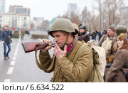 Солдат Красной армии после реконструкции парада 1941 года в Куйбышеве (2014 год). Редакционное фото, фотограф FotograFF / Фотобанк Лори