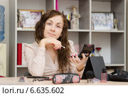 Девушка занимается макияжем на рабочем месте. Стоковое фото, фотограф Иванов Алексей / Фотобанк Лори