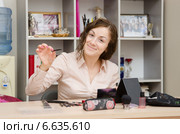 Девушка на работе в офисе выбирает косметику. Стоковое фото, фотограф Иванов Алексей / Фотобанк Лори