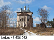Заснеженная дорога к деревенскому храму. Церковь Пресвятой Троицы в селе Шелота Верховажского района Вологодской области (2014 год). Стоковое фото, фотограф Николай Мухорин / Фотобанк Лори