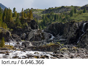 Вода пробила себе путь в горе. Стоковое фото, фотограф Дмитрий Кривопалов / Фотобанк Лори