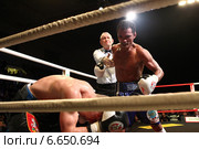 На ринге 28-летний Роман Андреев и 29-летний филиппинец, Рэй Лабао (2014 год). Редакционное фото, фотограф Дмитрий Неумоин / Фотобанк Лори