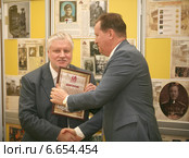 Международный конкурс фотографии "Герои Первой мировой.Фотографии из личных архивов." Председатель партии Справедливая Россия Сергей Миронов и лауреат конкурса, депутат Государственной Думы Олег Нилов. (2014 год). Редакционное фото, фотограф Александр С. Курбатов / Фотобанк Лори