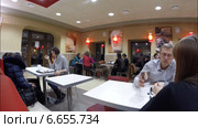 В ресторане Burger king, Уфа (2013 год). Редакционное видео, видеограф Mikhail Erguine / Фотобанк Лори
