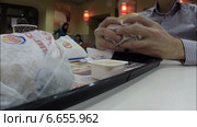 В ресторане Burger king, Уфа (2013 год). Редакционное видео, видеограф Mikhail Erguine / Фотобанк Лори