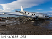 Разбитый самолет Ил-14. Остров Хейс. Земля Франца-Иосифа (2013 год). Редакционное фото, фотограф Николай Гернет / Фотобанк Лори