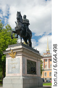 Памятник Петру I (скульптор Карло Бартоломео Растрелли, 1716-1800) возле Михайловского замка, Санкт-Петербург, Россия (2014 год). Редакционное фото, фотограф Виктория Фрадкина / Фотобанк Лори