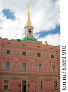 Шпиль Михайловского замка (1797-1801, архитектор Винченцо Бренна), вид из внутреннего двора, Санкт-Петербург, Россия (2014 год). Редакционное фото, фотограф Виктория Фрадкина / Фотобанк Лори