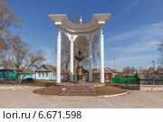Елабуга. Мемориальный комплекс М.И.Цветаевой. Декоративная беседка-ротонда с бюстом поэтессы М.И.Цветаевой (2014 год). Редакционное фото, фотограф Горшков Игорь / Фотобанк Лори