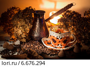 Натюрморт с зерновым кофе, чашкой и свечой позади. Стоковое фото, фотограф Колесникова Алёна Валерьевна / Фотобанк Лори