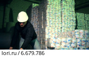 Рабочий перекладывает упаковки туалетной бумаги (2014 год). Редакционное видео, видеограф Александр Саенко / Фотобанк Лори