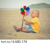 Малыш с вертушкой в руках на пляже. Стоковое фото, фотограф Ольга Хорошунова / Фотобанк Лори