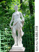 Талия, муза комедии (скульптура Дж. и П. Гропелли, 1719 г.), Летний сад, Санкт-Петербург, Россия (2014 год). Редакционное фото, фотограф Виктория Фрадкина / Фотобанк Лори
